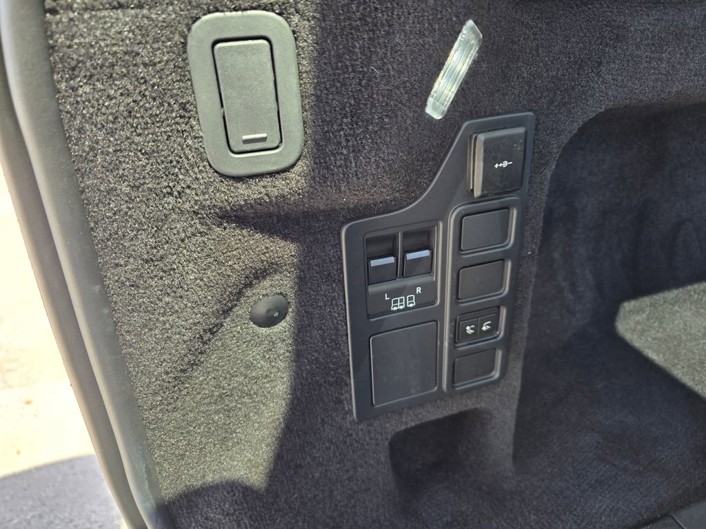 Used 2025 Land Rover Discovery S image 48