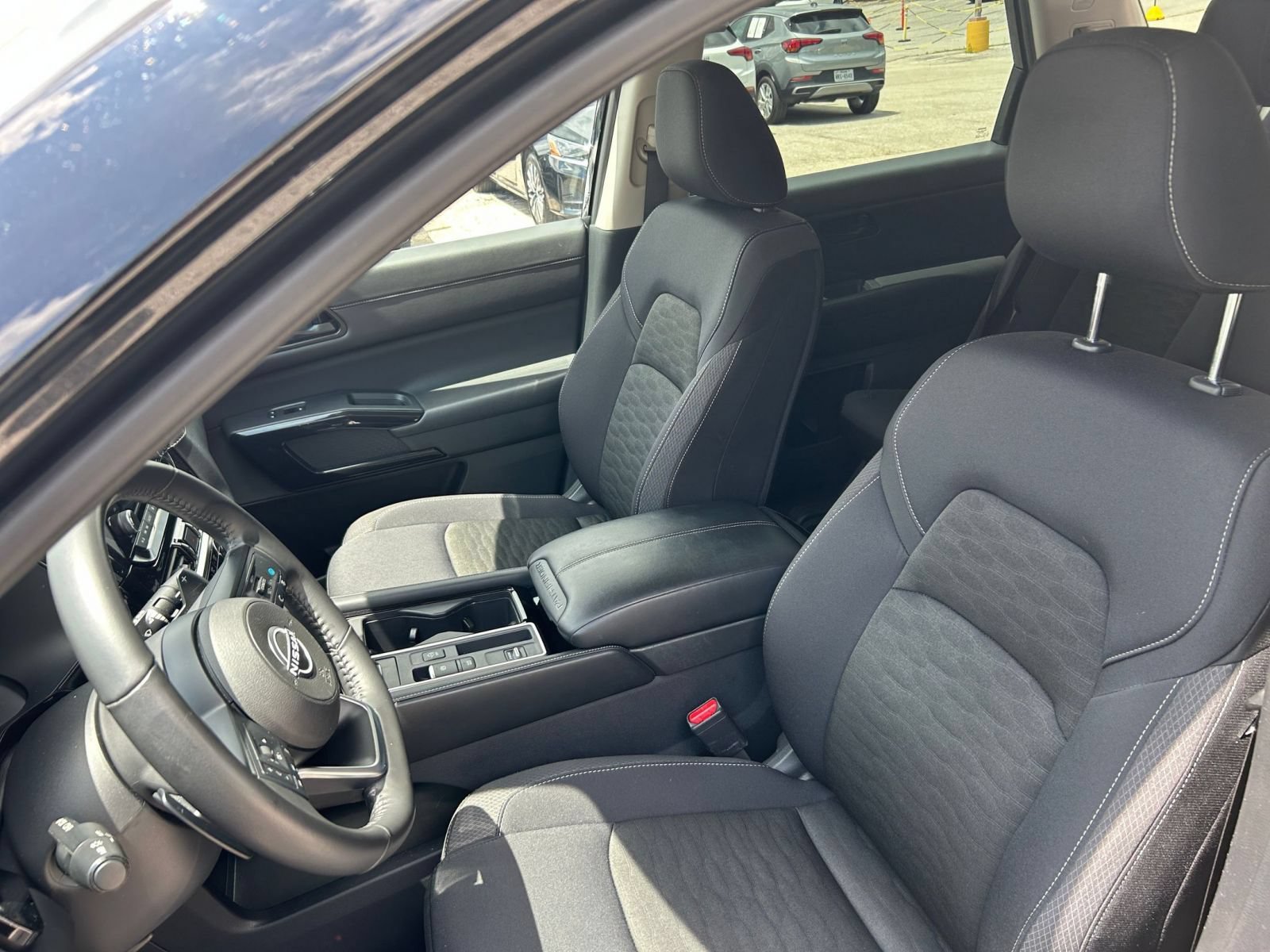 Used 2025 Nissan Pathfinder SV FWD image 33