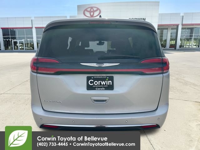 Used 2024 Chrysler Pacifica Touring-L FWD image 4