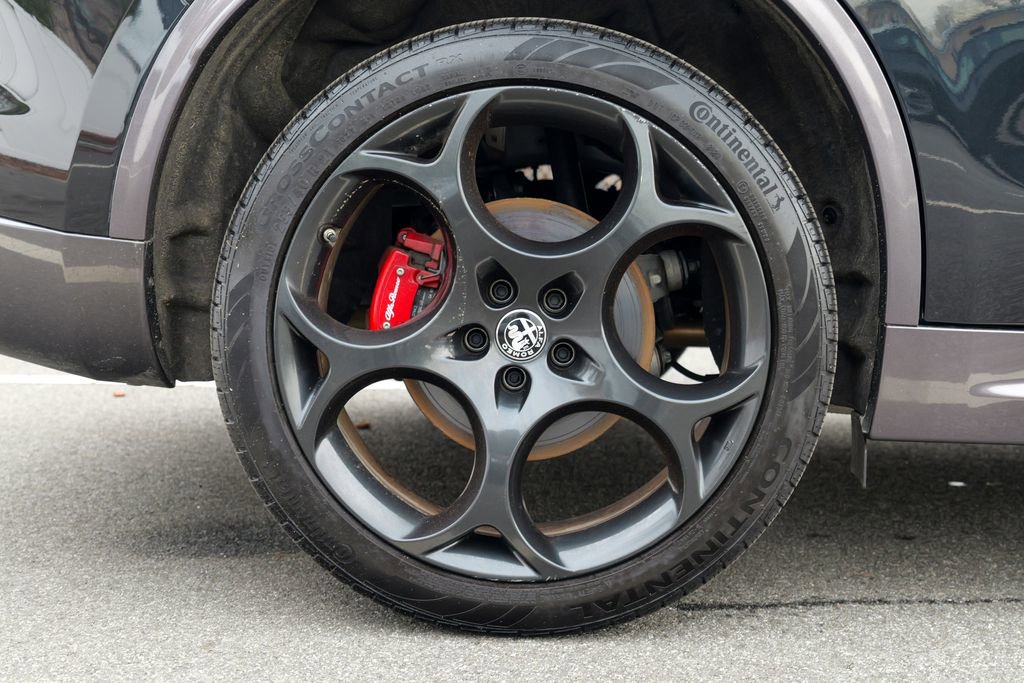 Used 2024 Alfa Romeo Stelvio Ti w/ Performance Driving Package image 13