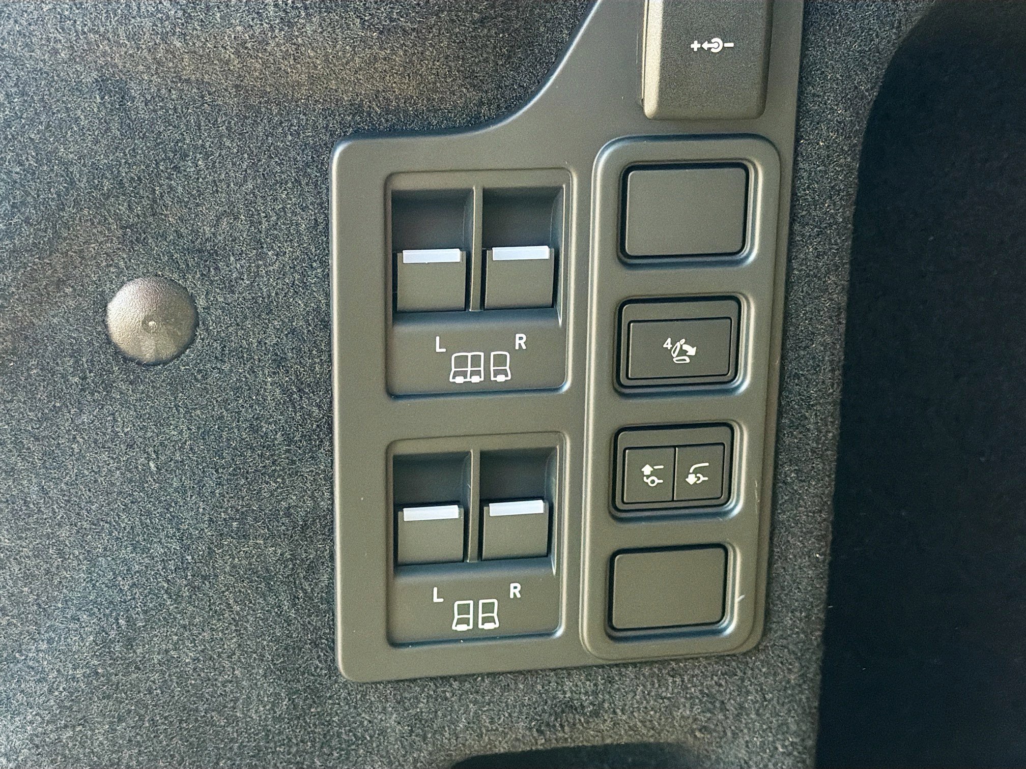 New 2026 Land Rover Discovery Dynamic SE image 12