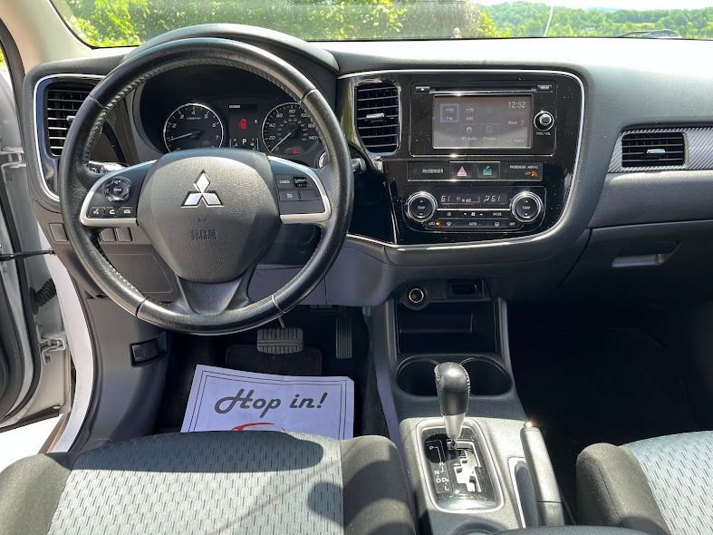 Used 2014 Mitsubishi Outlander SE AWD/4WD image 19