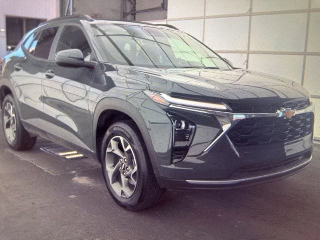 Used 2025 Chevrolet Trax LT FWD image 1