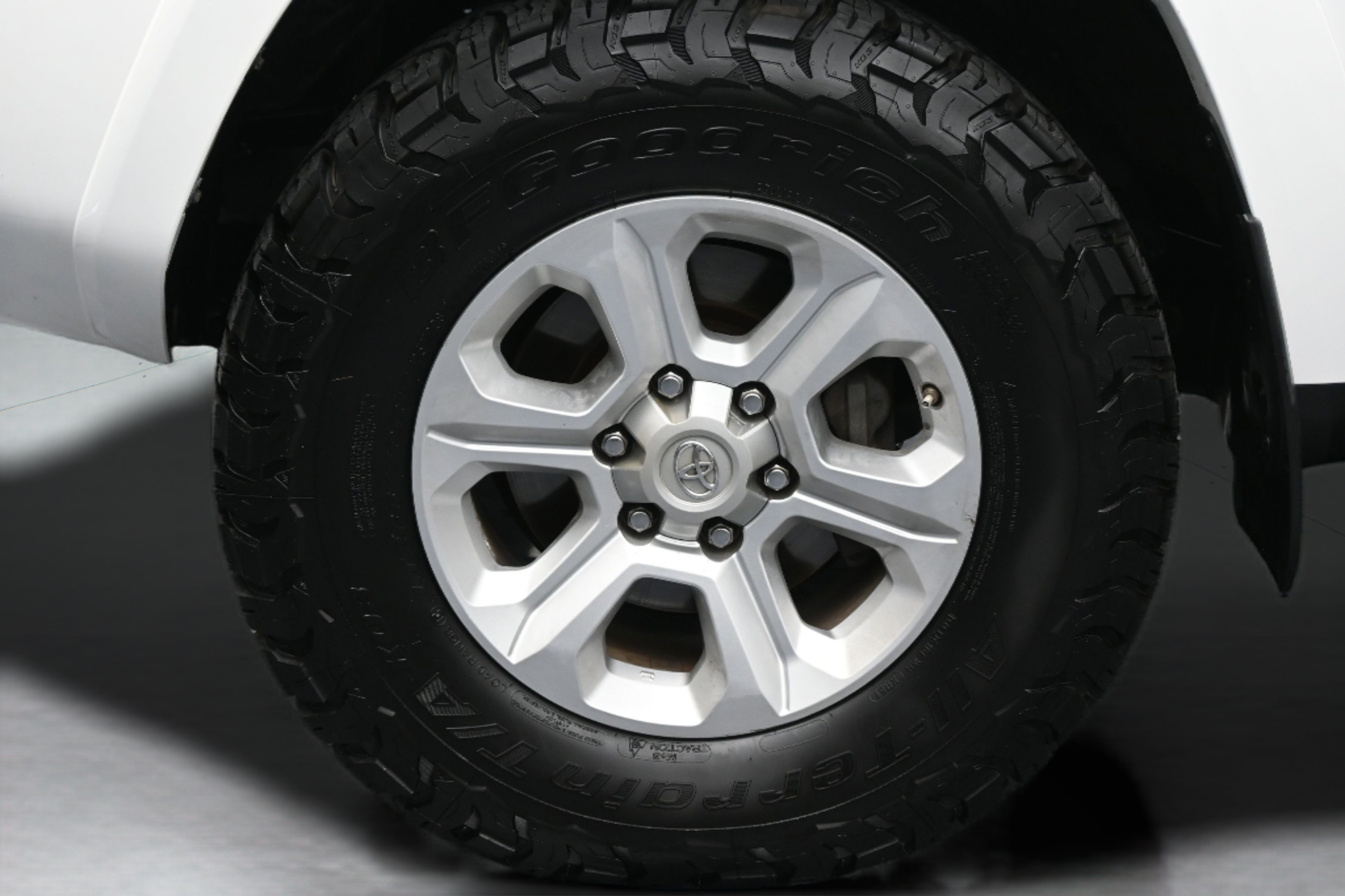 Used 2018 Toyota 4Runner SR5 AWD/4WD image 10