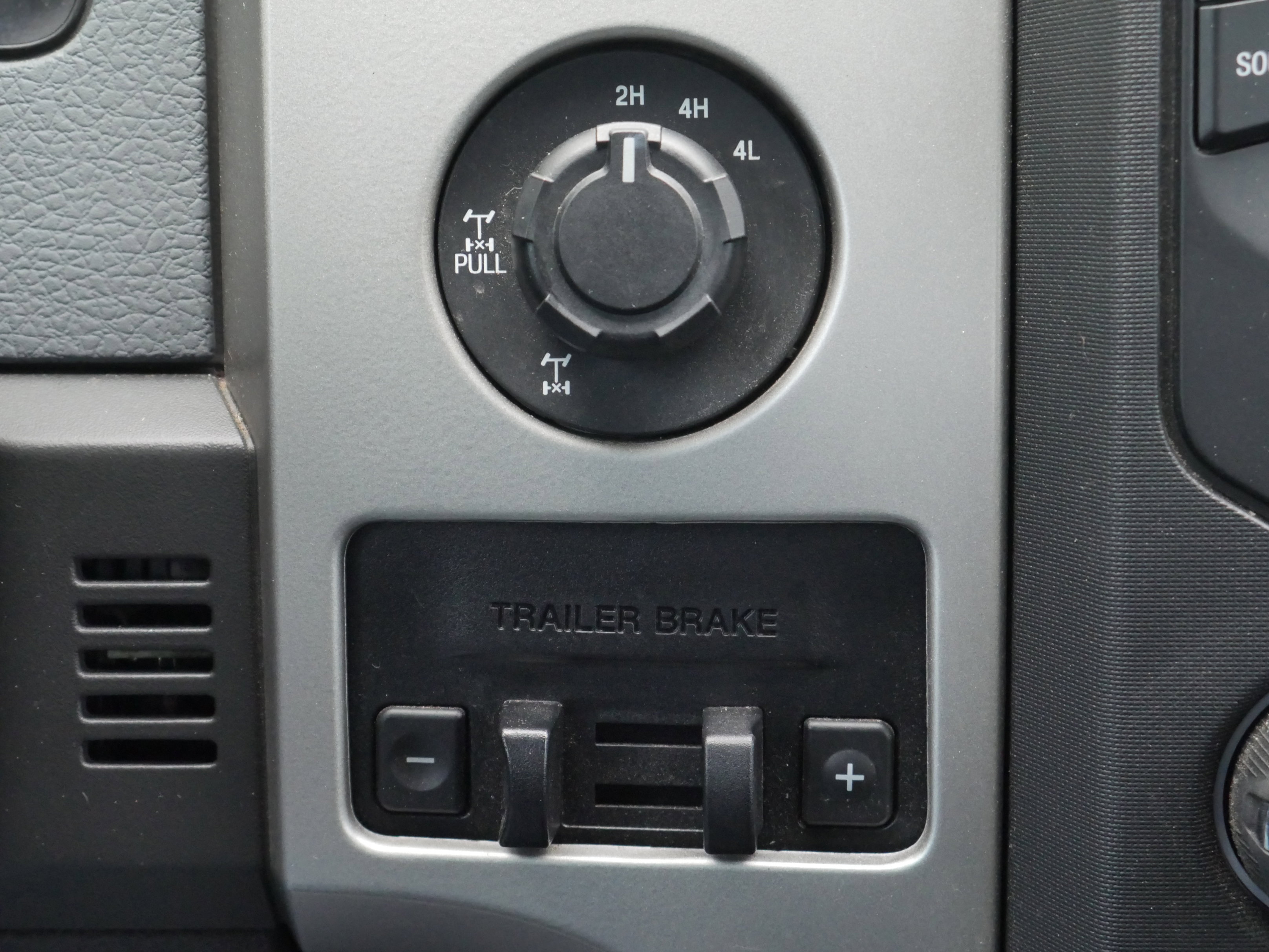Used 2014 Ford F150 XLT w/ Equipment Group 302A Luxury AWD/4WD image 9