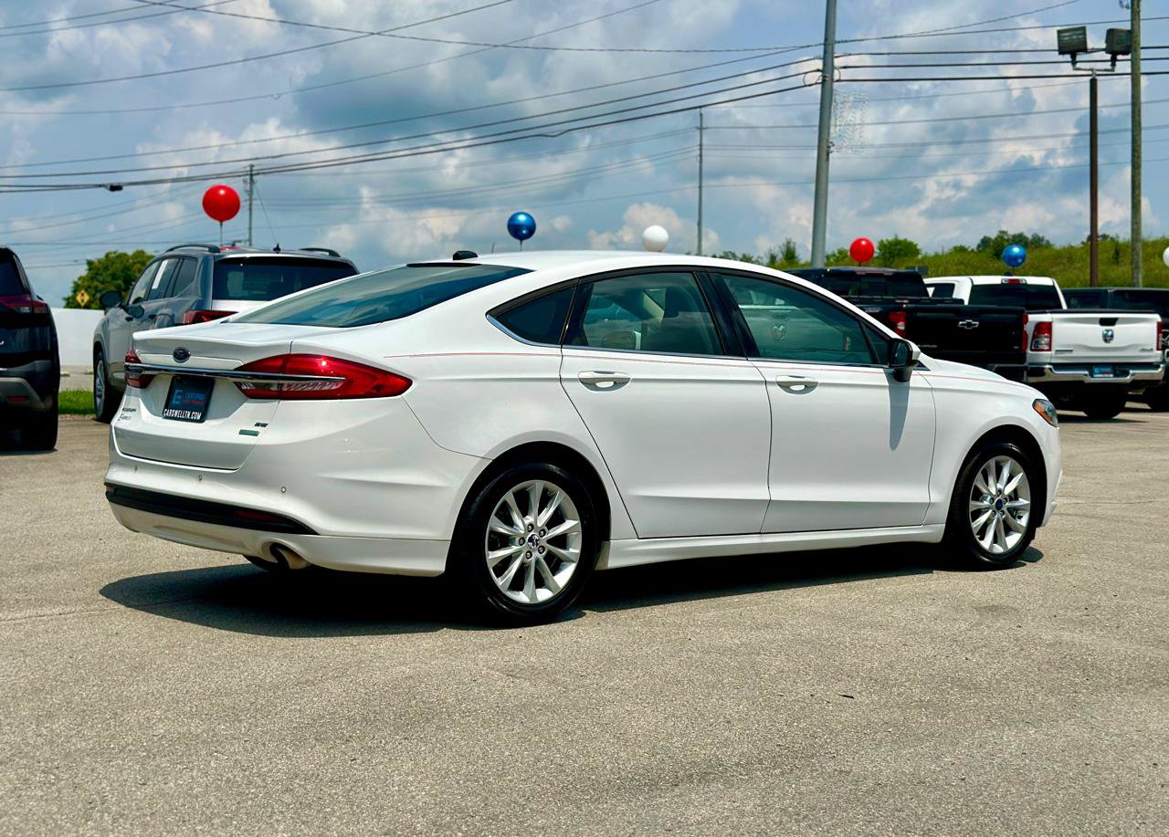 Used 2017 Ford Fusion SE w/ Fusion SE Technology Package FWD image 5