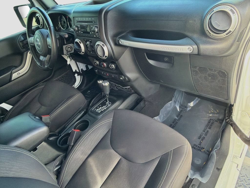 Used 2017 Jeep Wrangler Unlimited Sahara w/ Connectivity Group AWD/4WD image 12