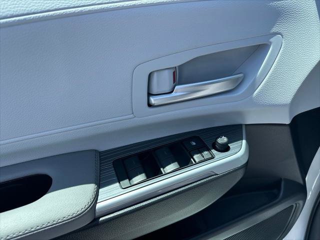 Used 2026 Toyota Sienna XLE FWD image 4