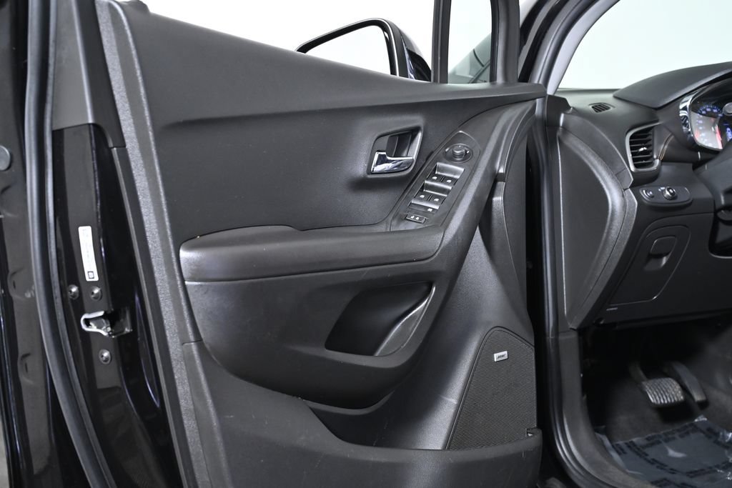Used 2020 Chevrolet Trax LT w/ Sun & Sound Package AWD/4WD image 32