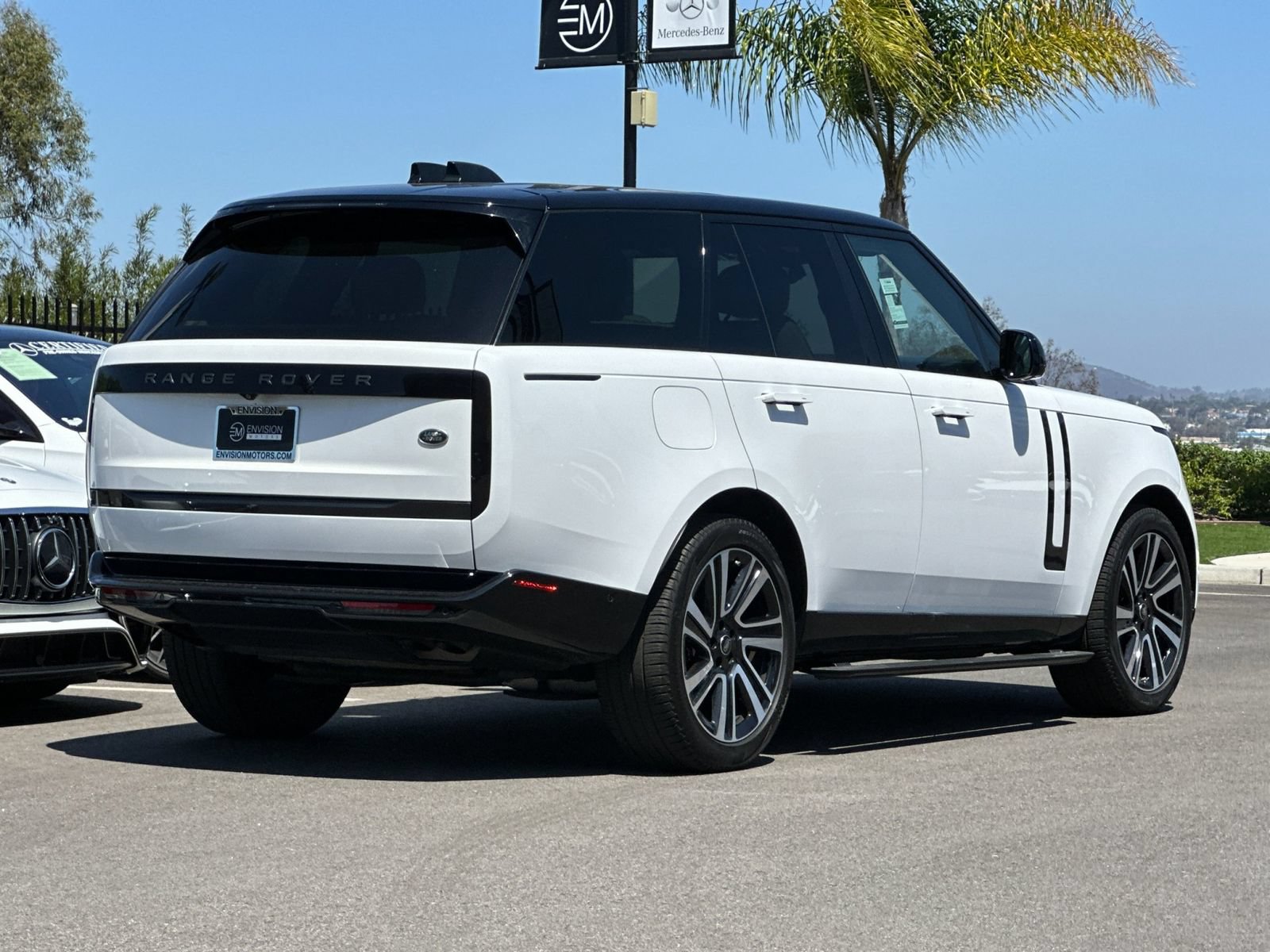 Used 2023 Land Rover Range Rover SE AWD/4WD image 3