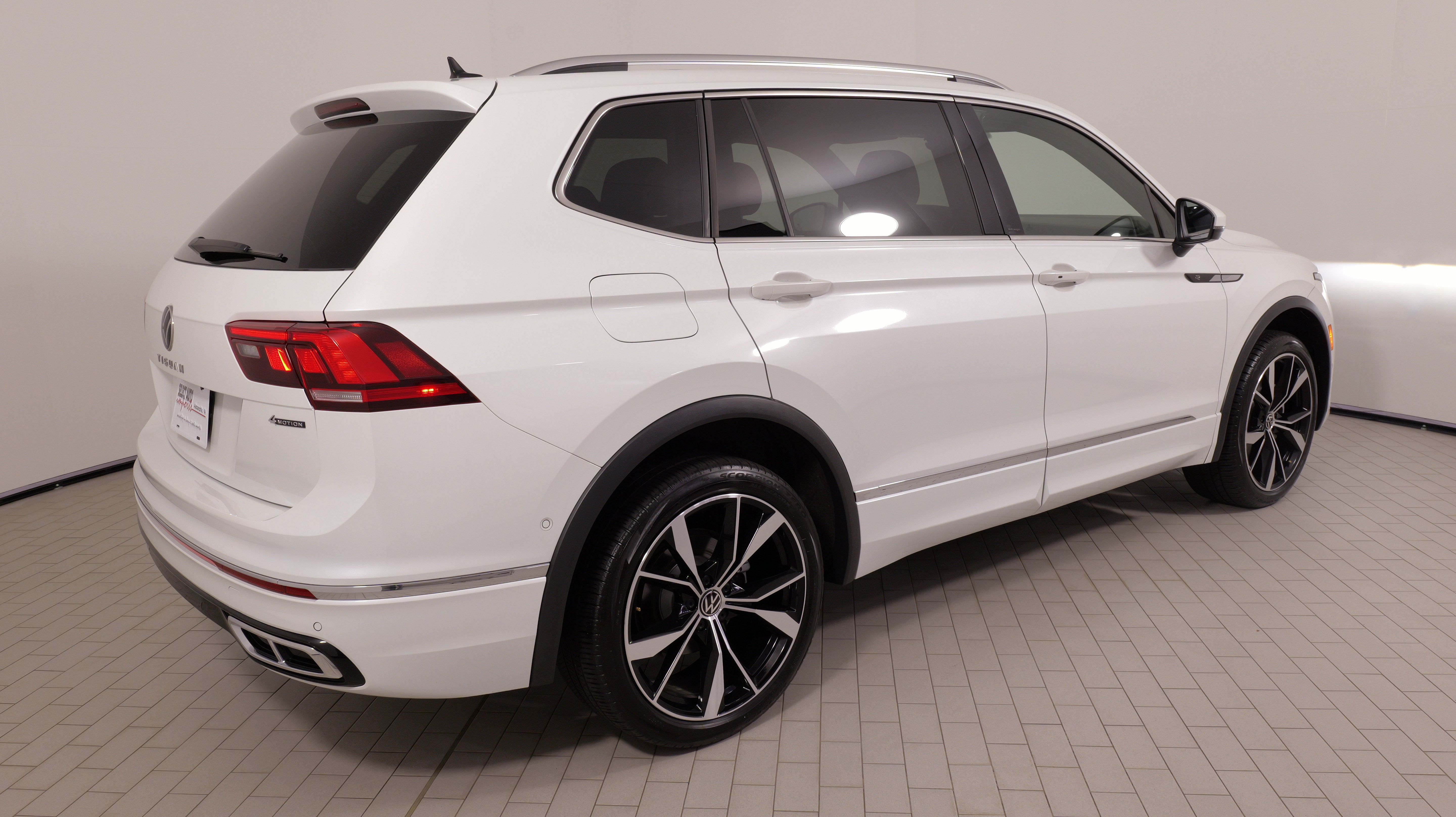 Used 2024 Volkswagen Tiguan SEL R-Line AWD/4WD image 13