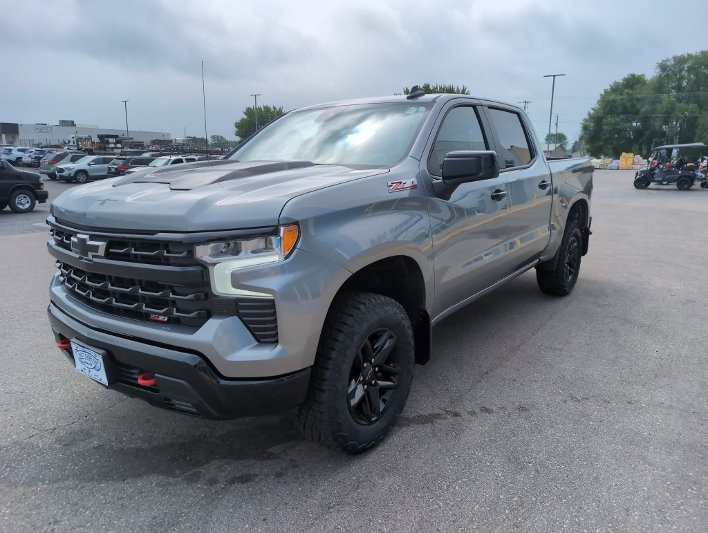 Used 2024 Chevrolet Silverado 1500 LT Trail Boss w/ Convenience Package II AWD/4WD image 4