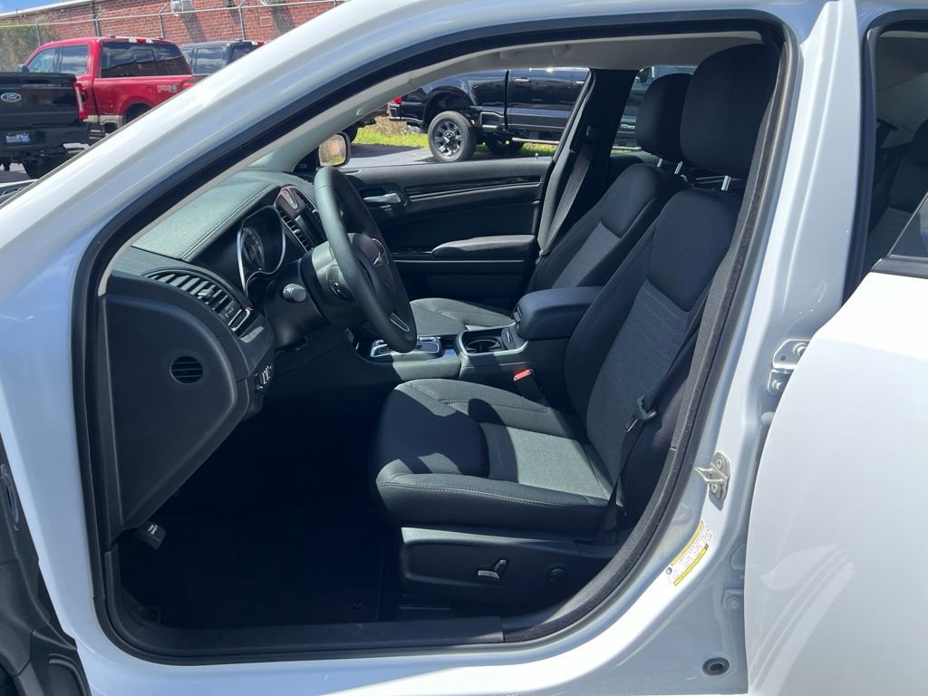 Used 2023 Chrysler 300 Touring w/ Safetytec Plus Group image 13