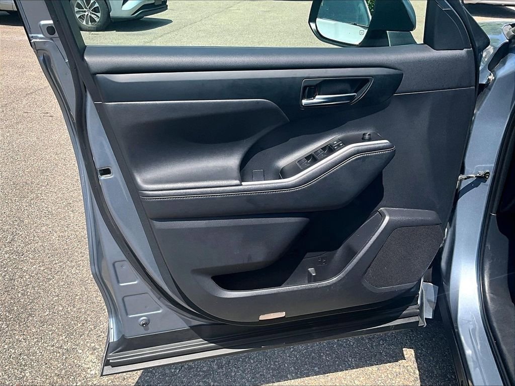 Certified 2021 Toyota Highlander XLE AWD/4WD image 9