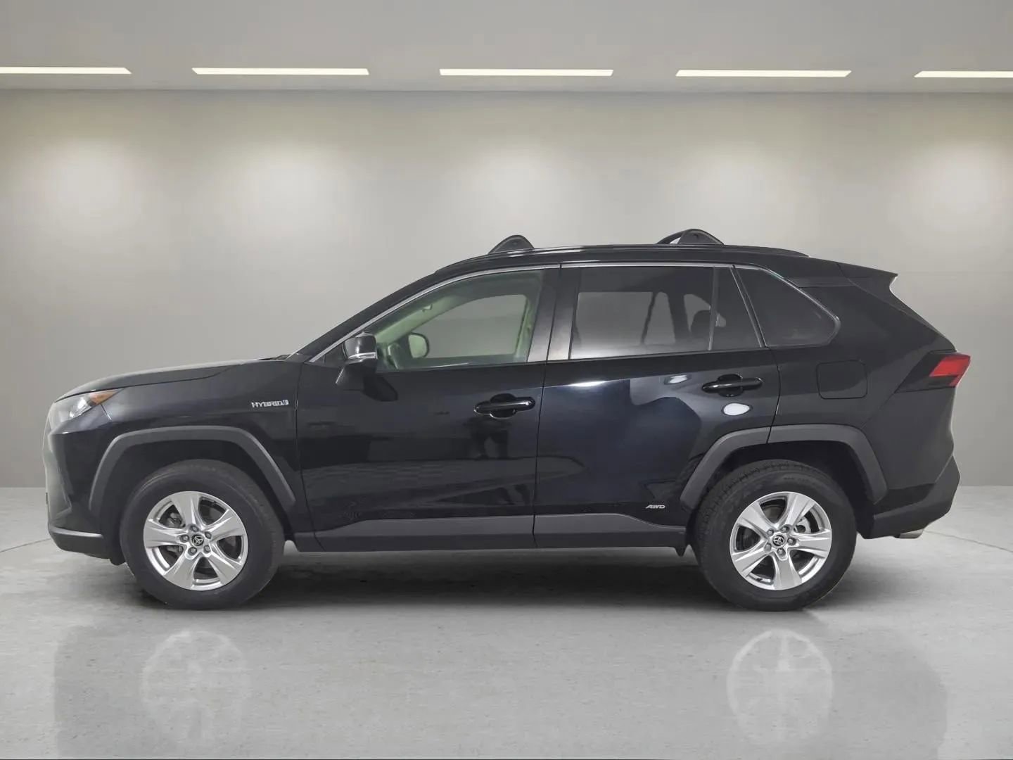 Used 2021 Toyota RAV4 LE image 4