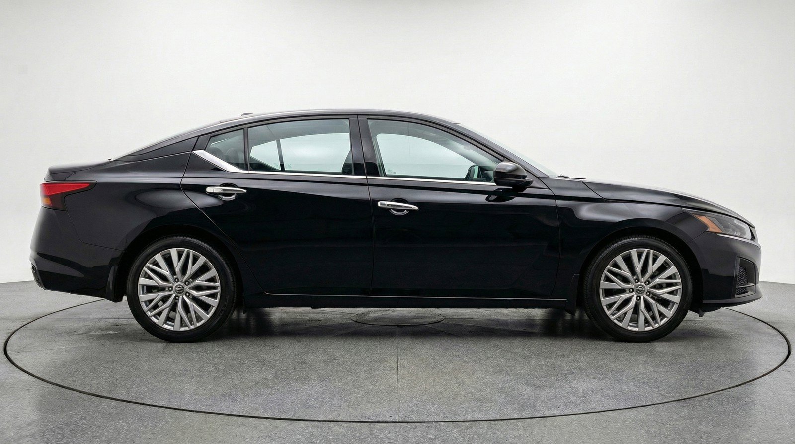 Used 2025 Nissan Altima 2.5 SV FWD image 11
