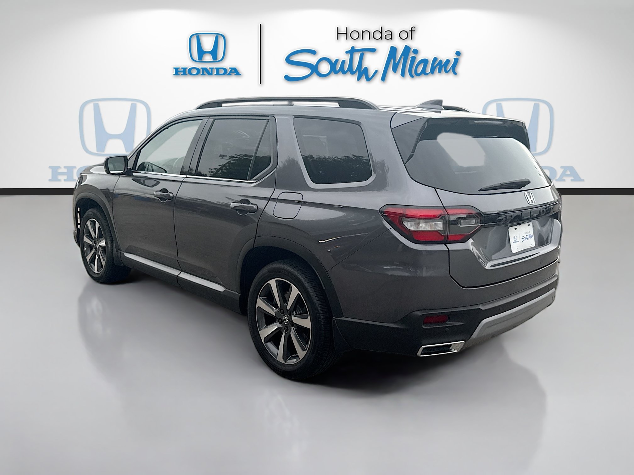 Certified 2025 Honda Pilot Touring image 5