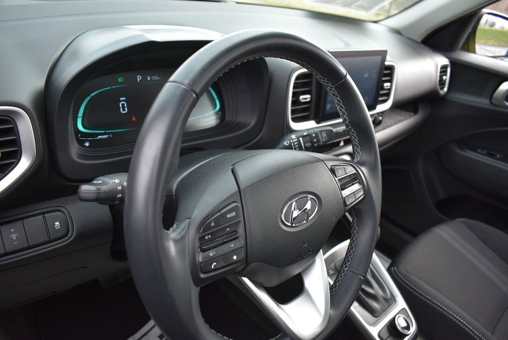 Used 2024 Hyundai Venue SEL FWD image 9