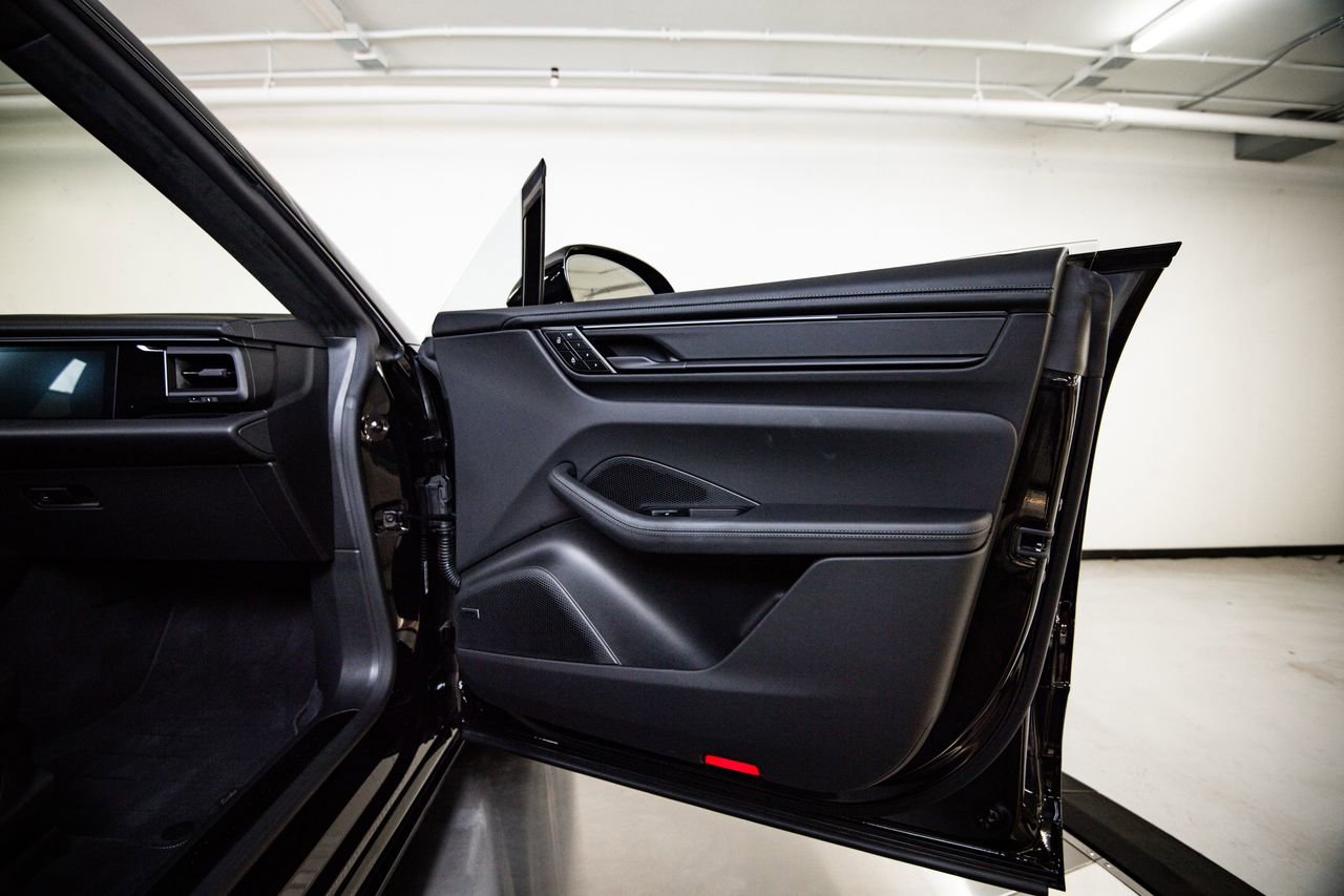 Certified 2025 Porsche Macan Turbo Electric AWD/4WD image 28