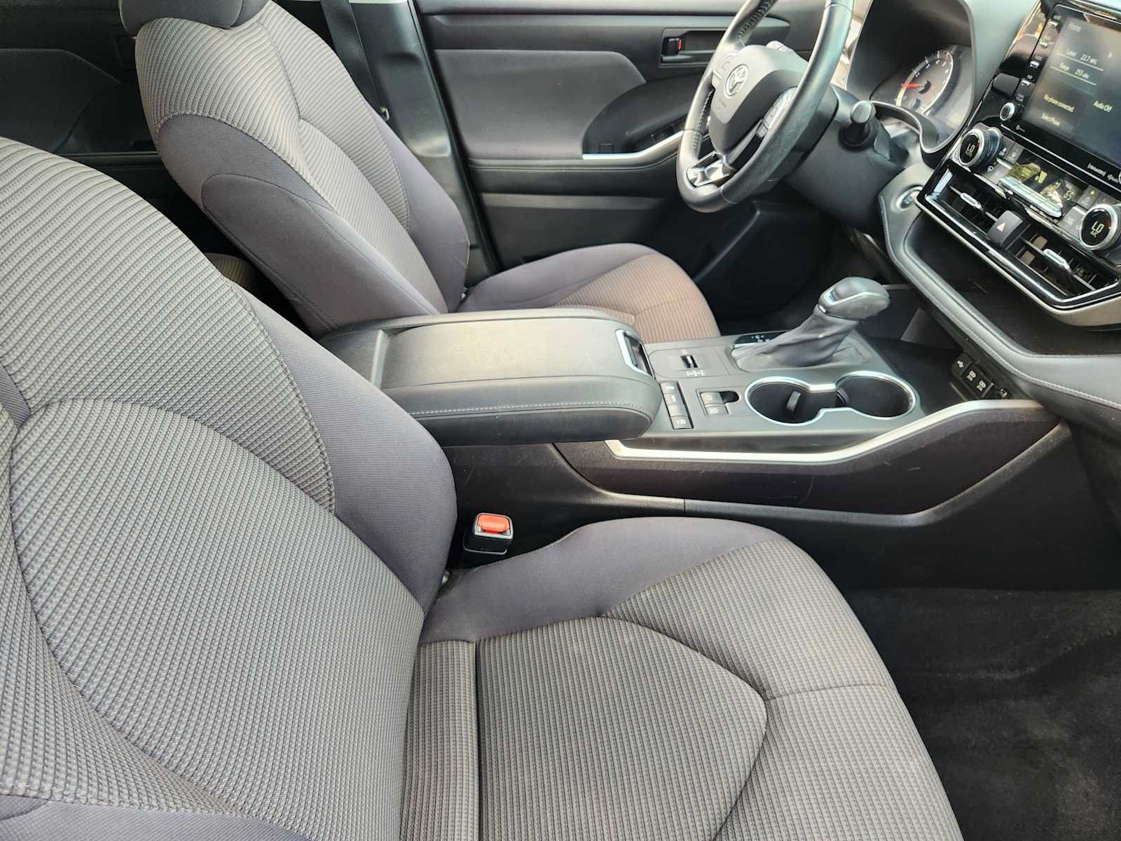 Used 2021 Toyota Highlander LE FWD image 12