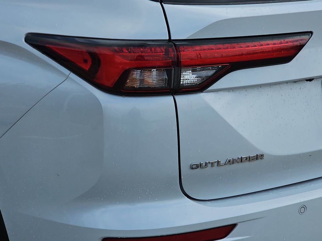Used 2023 Mitsubishi Outlander SE image 21