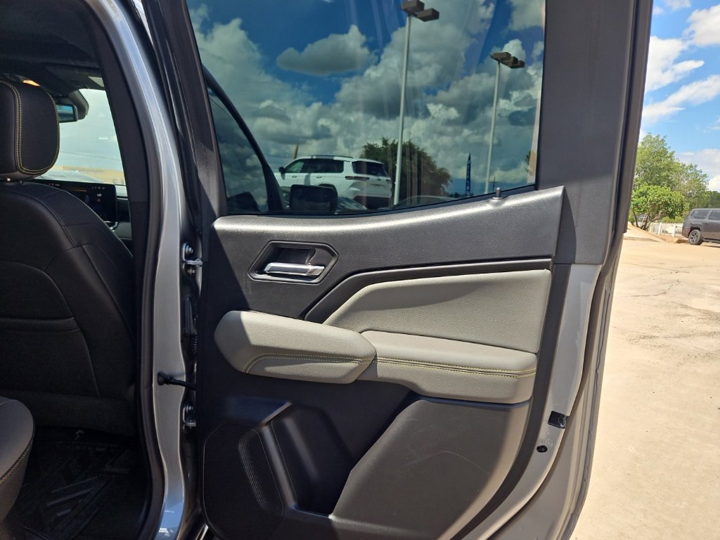 Used 2025 Chevrolet Colorado ZR2 w/ Technology Package AWD/4WD image 22