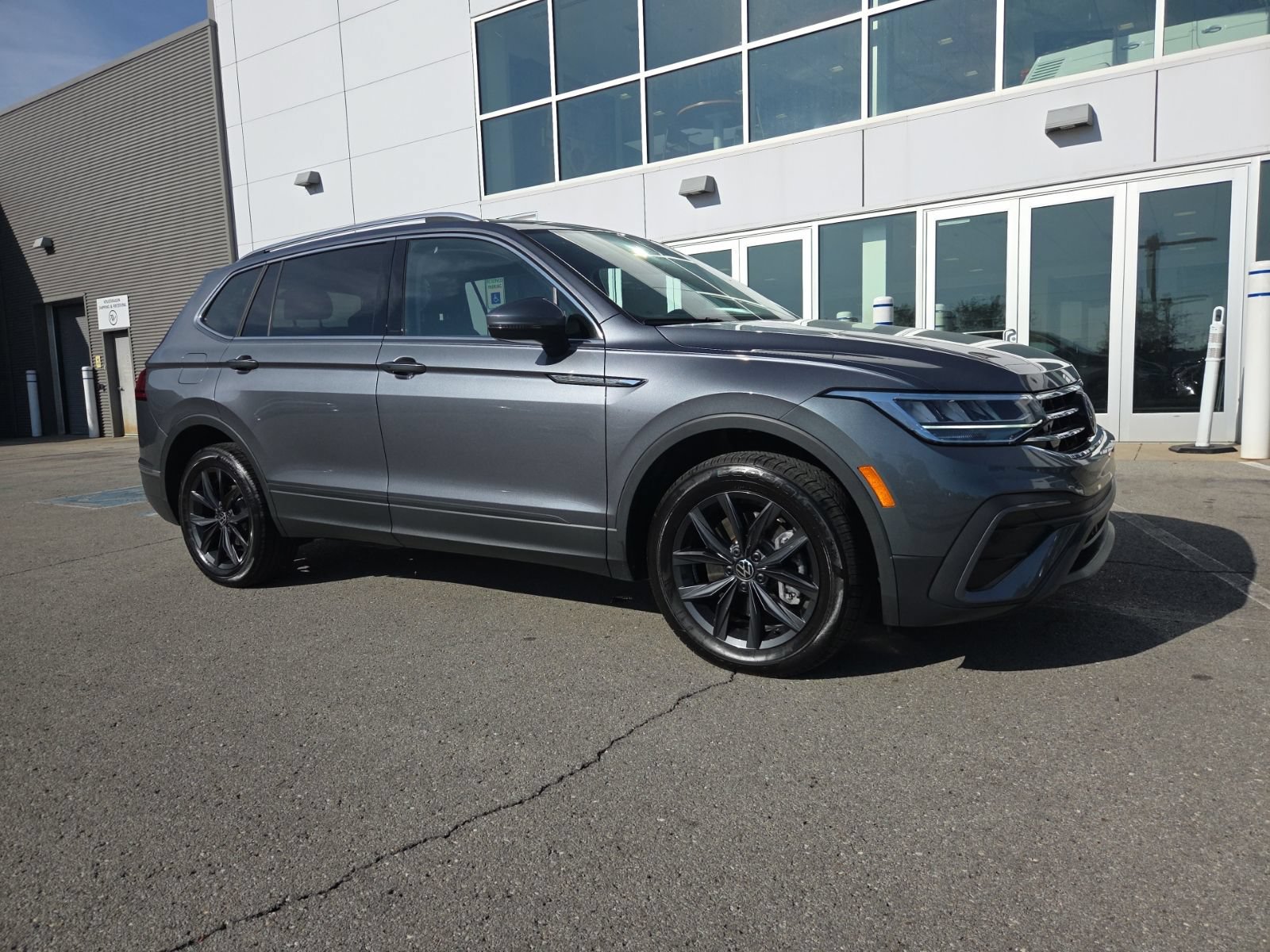 Certified 2024 Volkswagen Tiguan SE AWD/4WD image 3