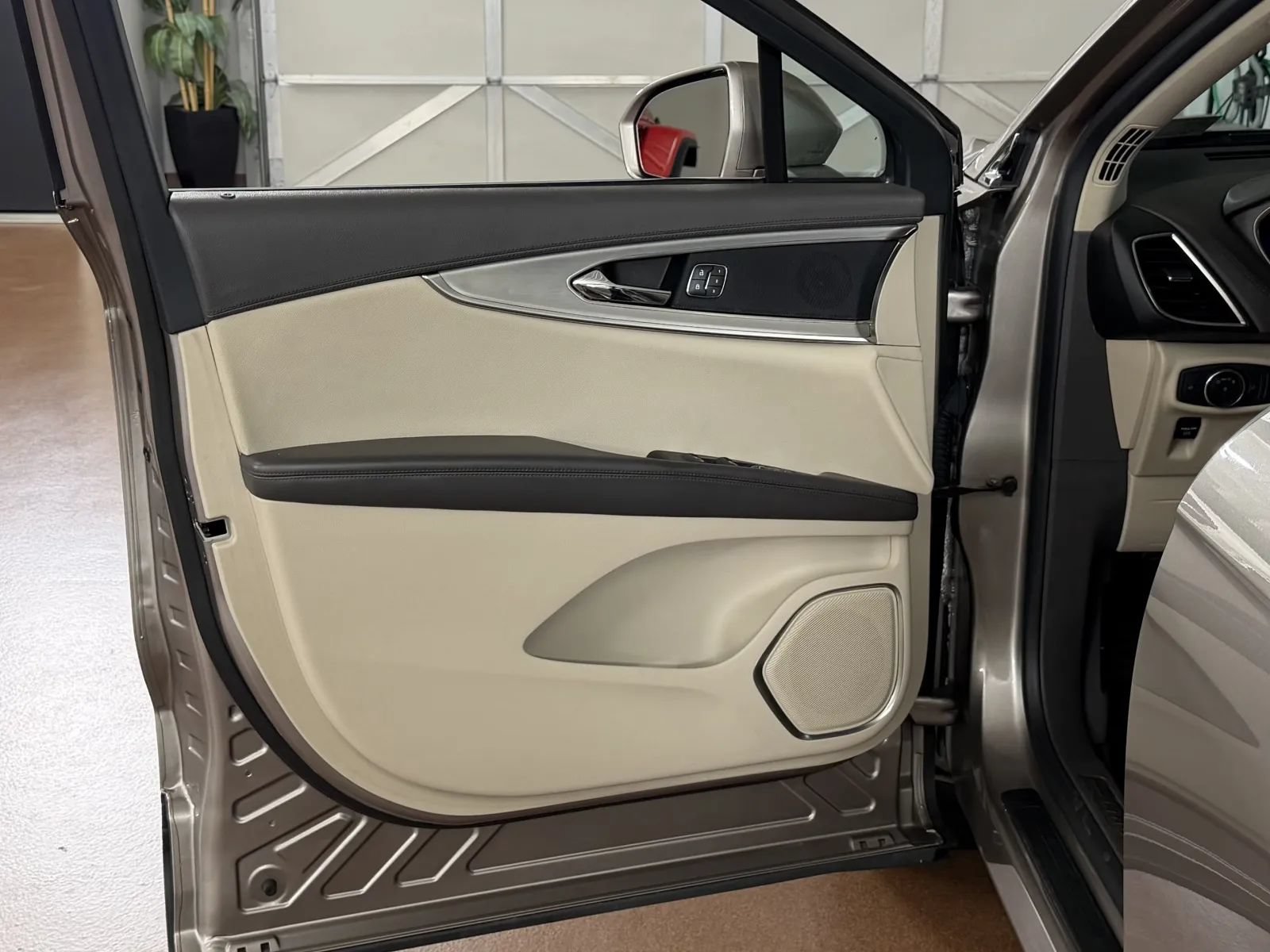 Used 2020 Lincoln Nautilus Premier w/ Equipment Group 101A AWD/4WD image 15