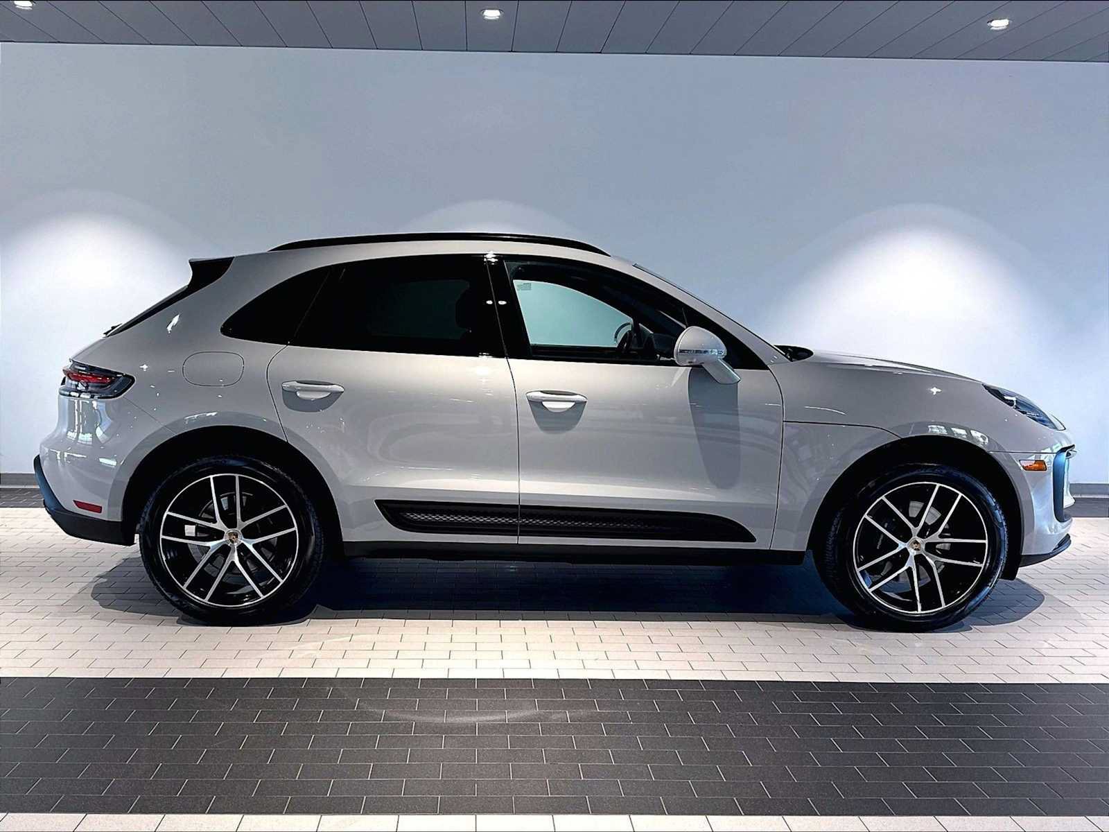 Used 2026 Porsche Macan AWD/4WD image 12