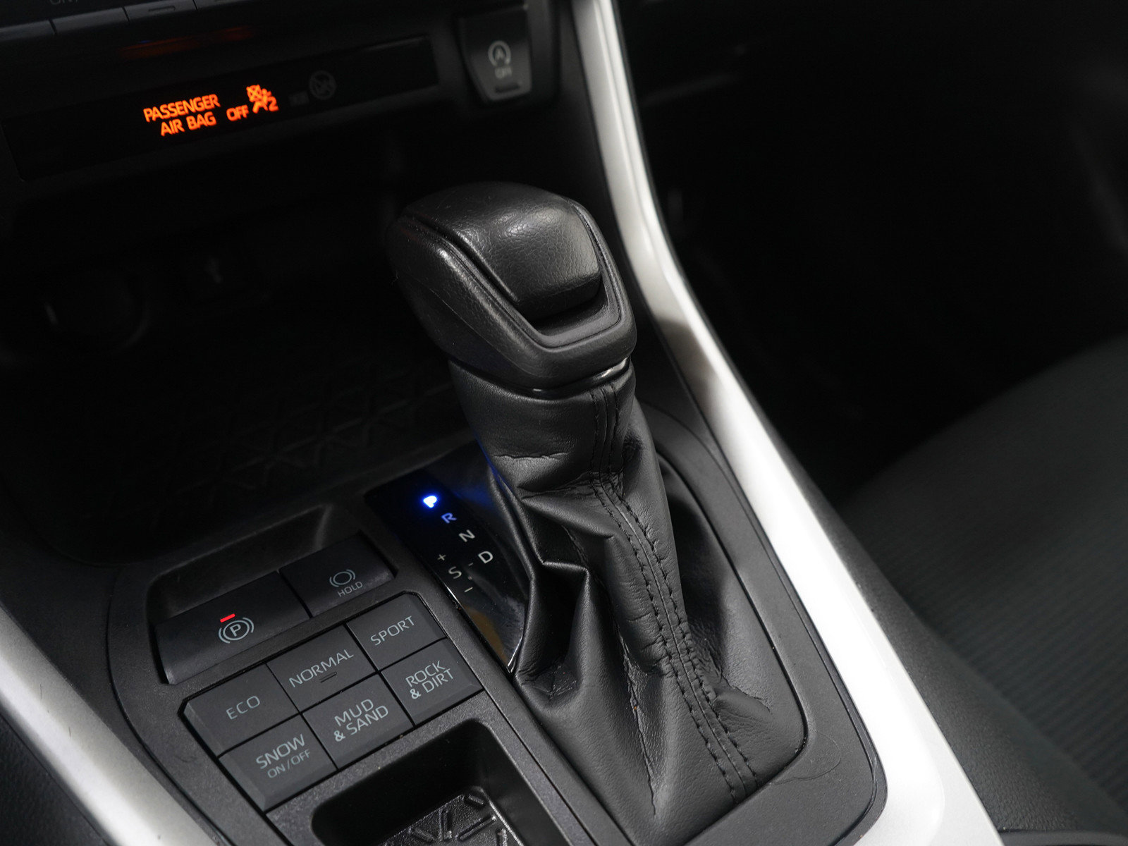 Used 2022 Toyota RAV4 LE image 23