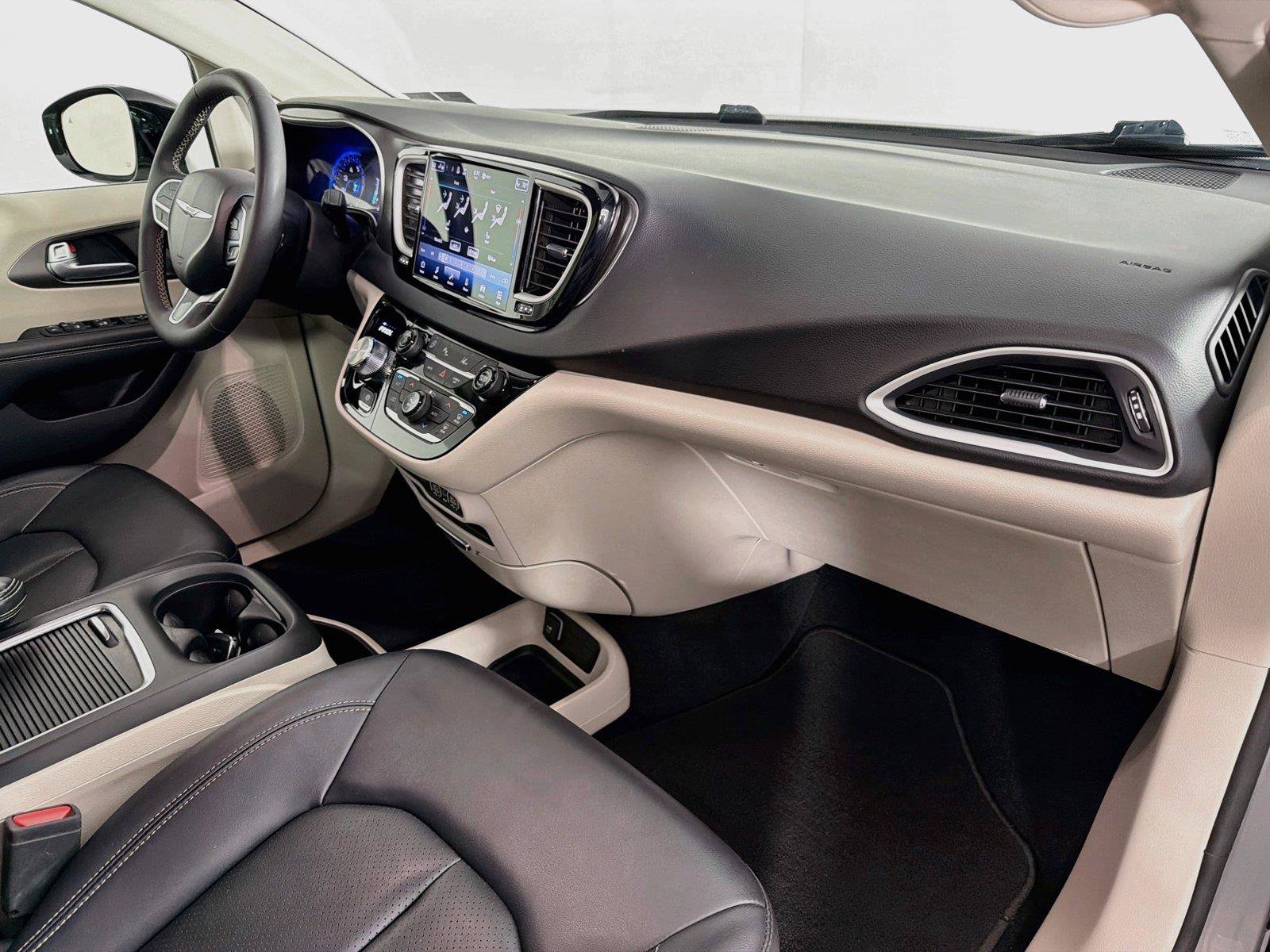 Used 2024 Chrysler Pacifica Touring-L FWD image 31