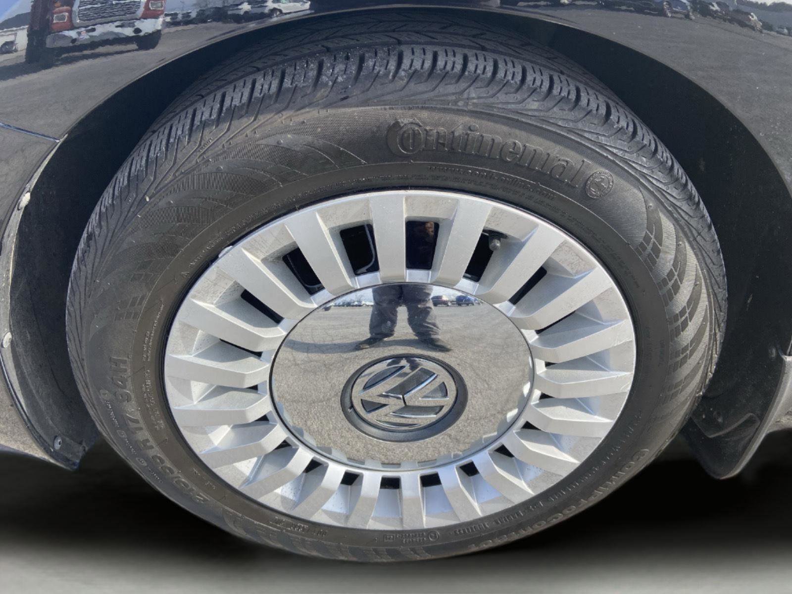 Used 2013 Volkswagen Beetle 2.5 image 38