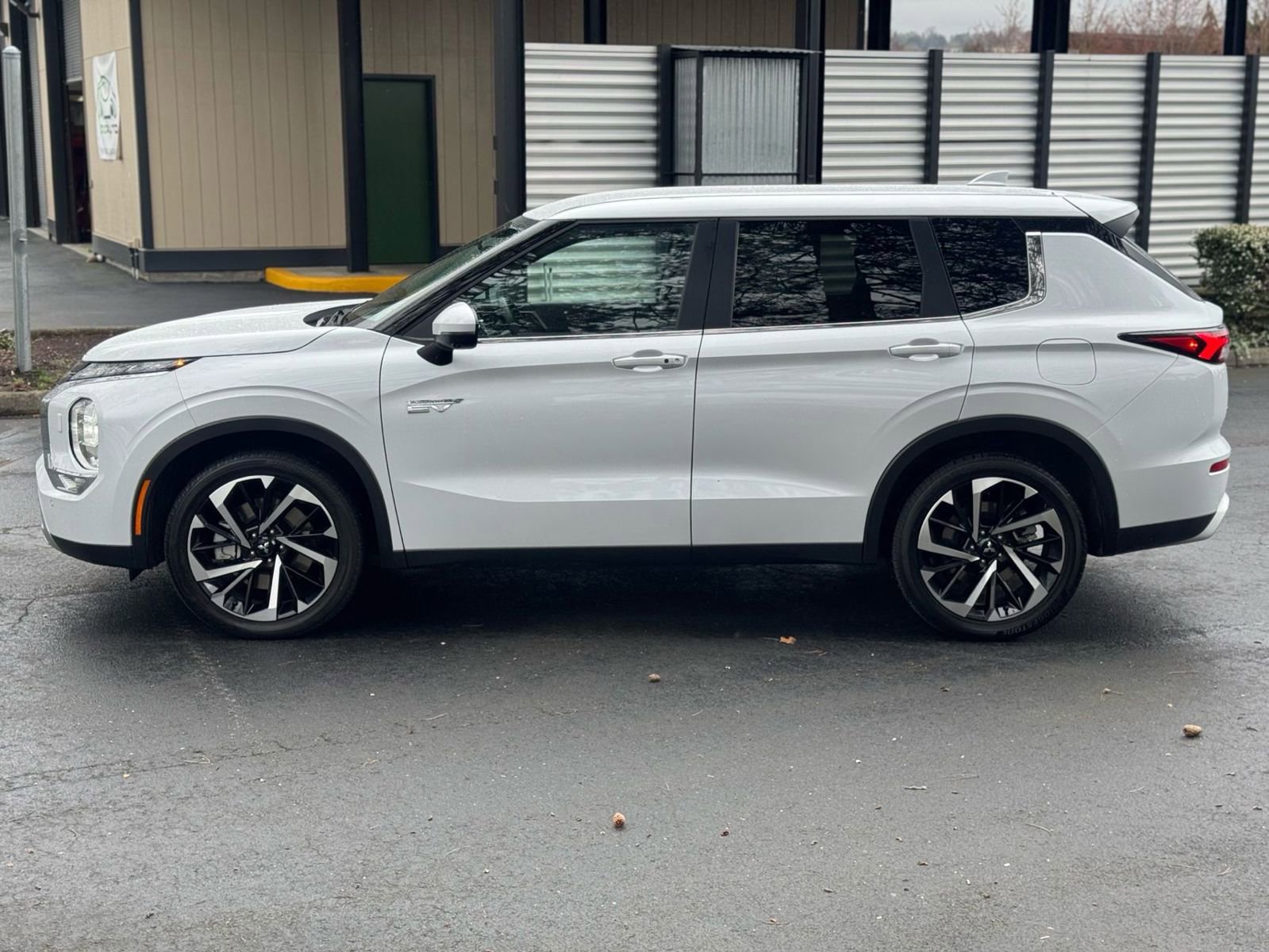Used 2024 Mitsubishi Outlander 4WD Plug-In Hybrid image 5