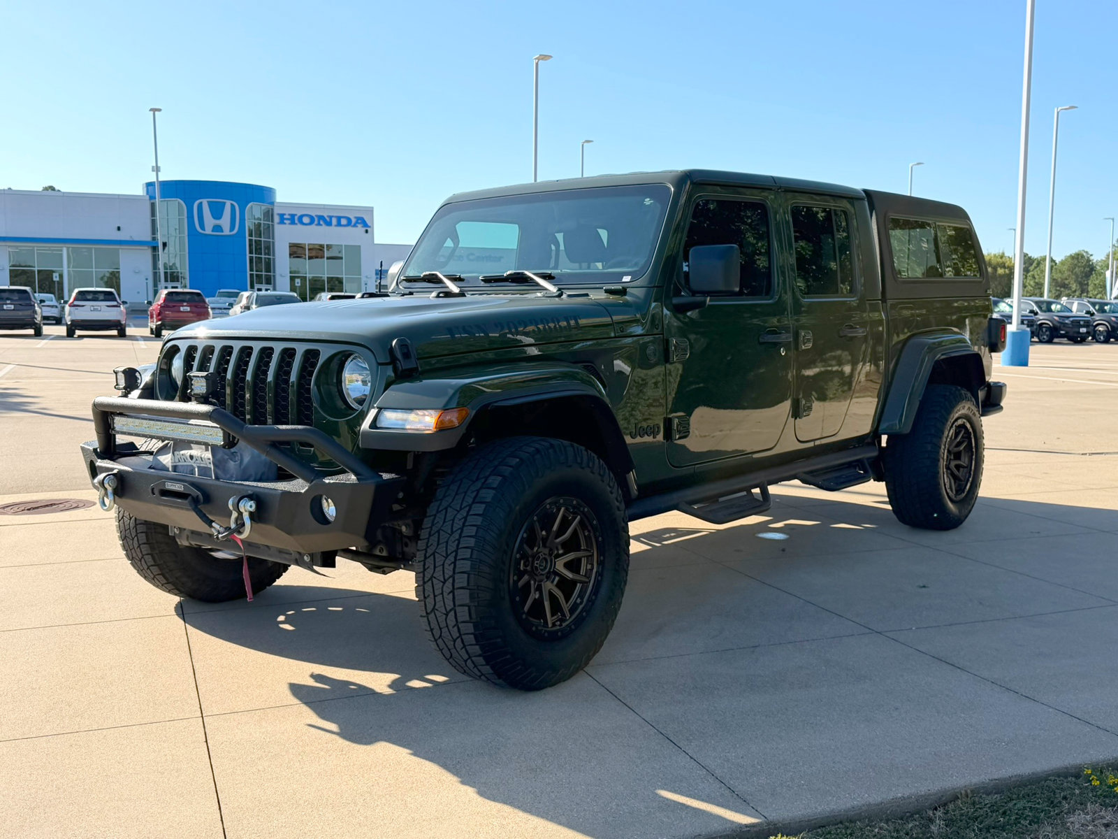 Used 2023 Jeep Gladiator Sport AWD/4WD image 3
