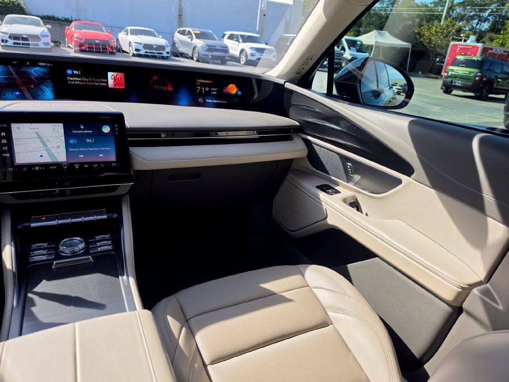 Used 2025 Lincoln Nautilus Premier AWD/4WD image 17