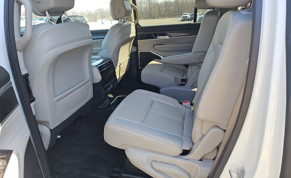 Used 2023 Jeep Wagoneer Series II w/ HD Trailer Tow Package image 10