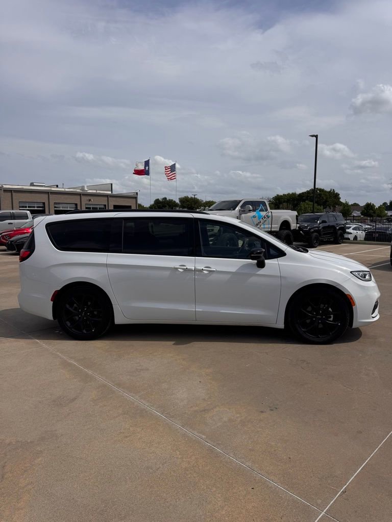 Used 2025 Chrysler Pacifica Limited image 9