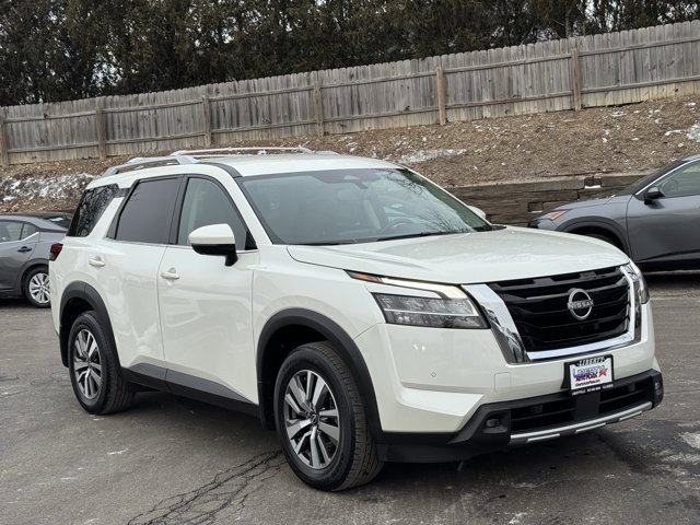 Used 2022 Nissan Pathfinder SL image 2