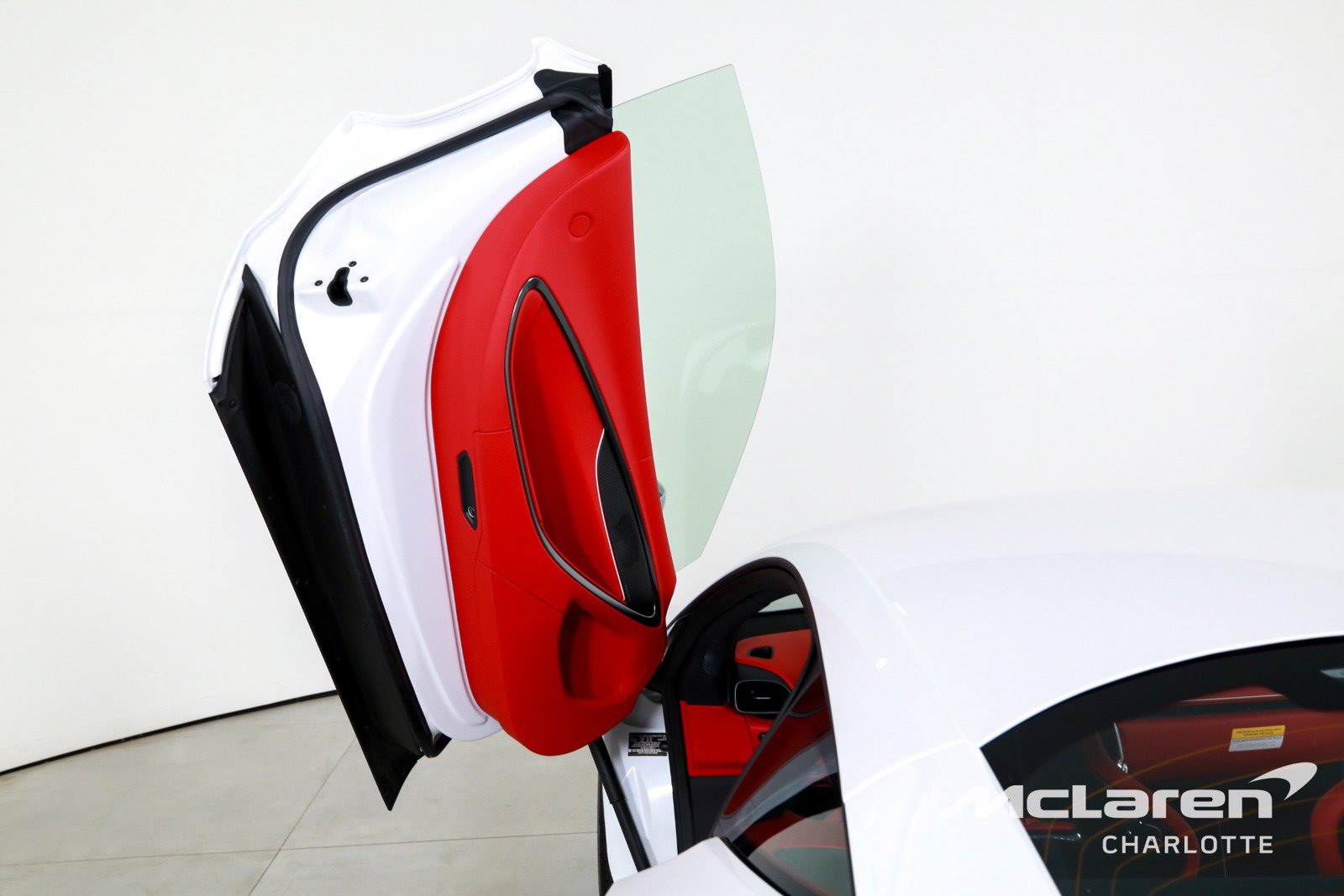 Used 2025 McLaren Artura RWD image 11