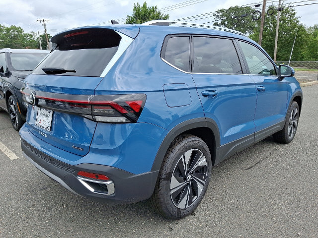 Used 2025 Volkswagen Taos SE w/ Panoramic Sunroof Package AWD/4WD image 4