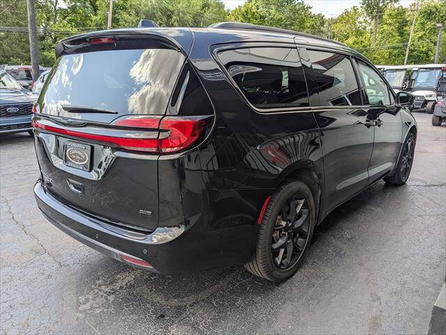 Used 2023 Chrysler Pacifica Touring-L w/ Uconnect Theater Family Group AWD/4WD image 5