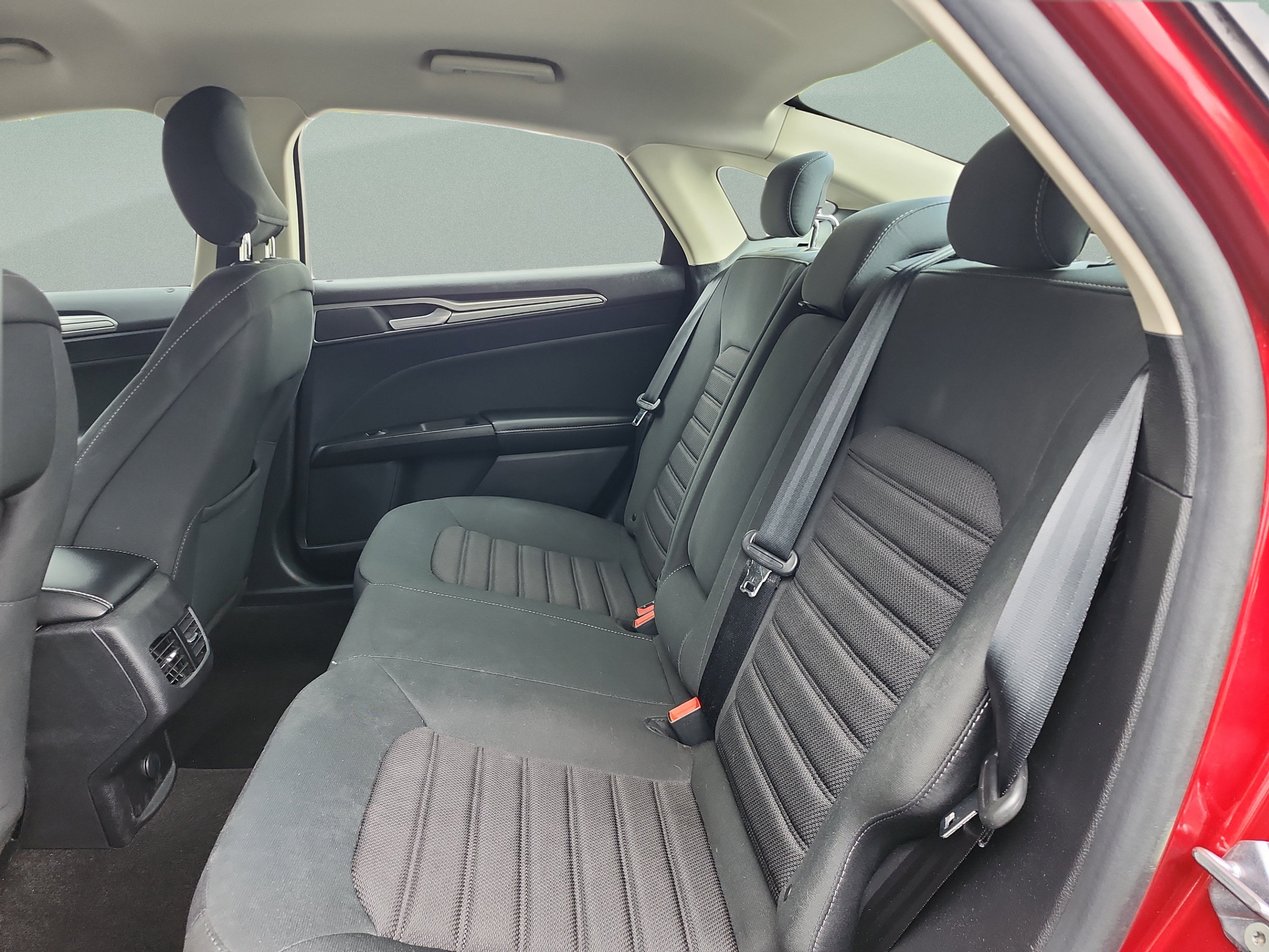 Used 2019 Ford Fusion SE FWD image 16