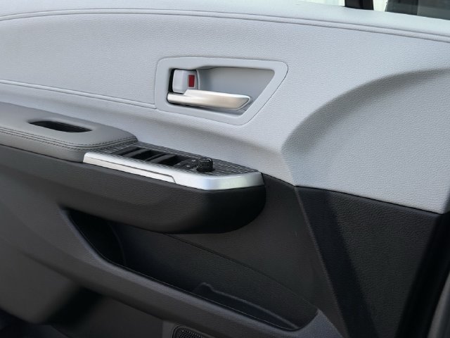 Used 2025 Toyota Sienna XLE FWD image 27