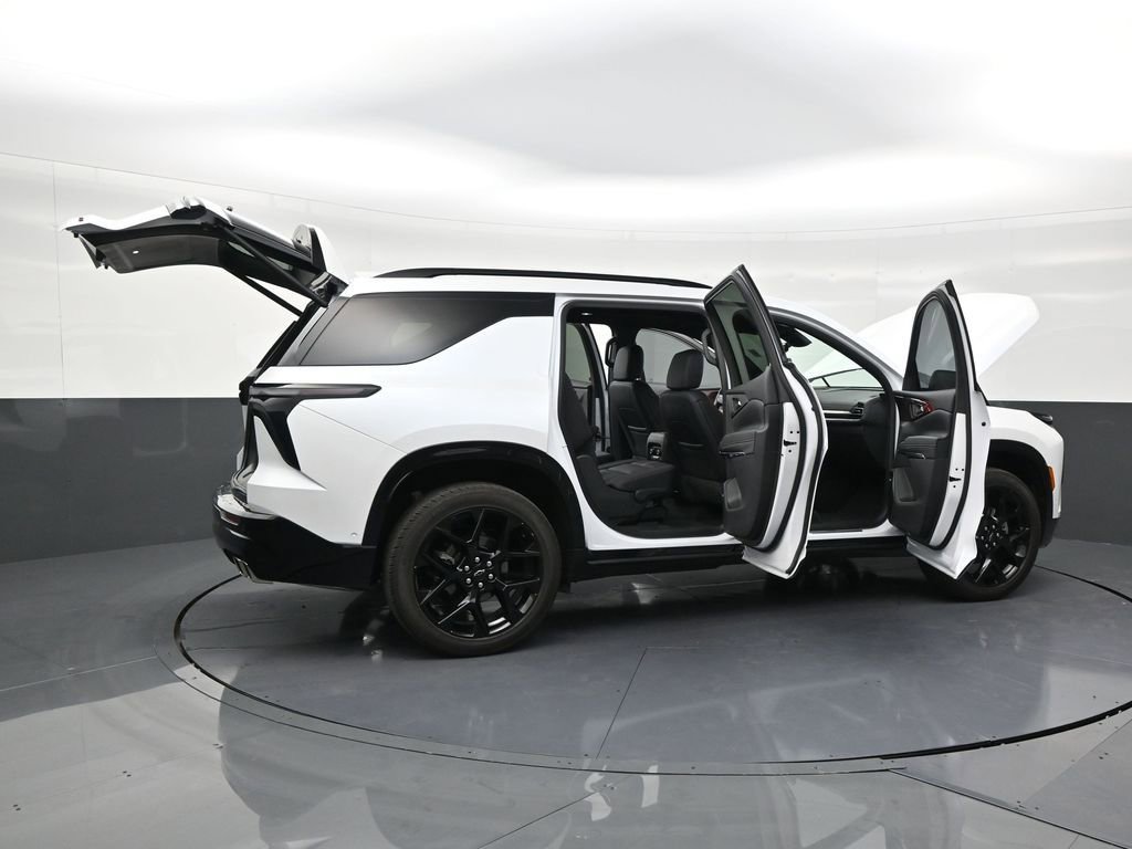 Used 2025 Chevrolet Traverse RS FWD image 29
