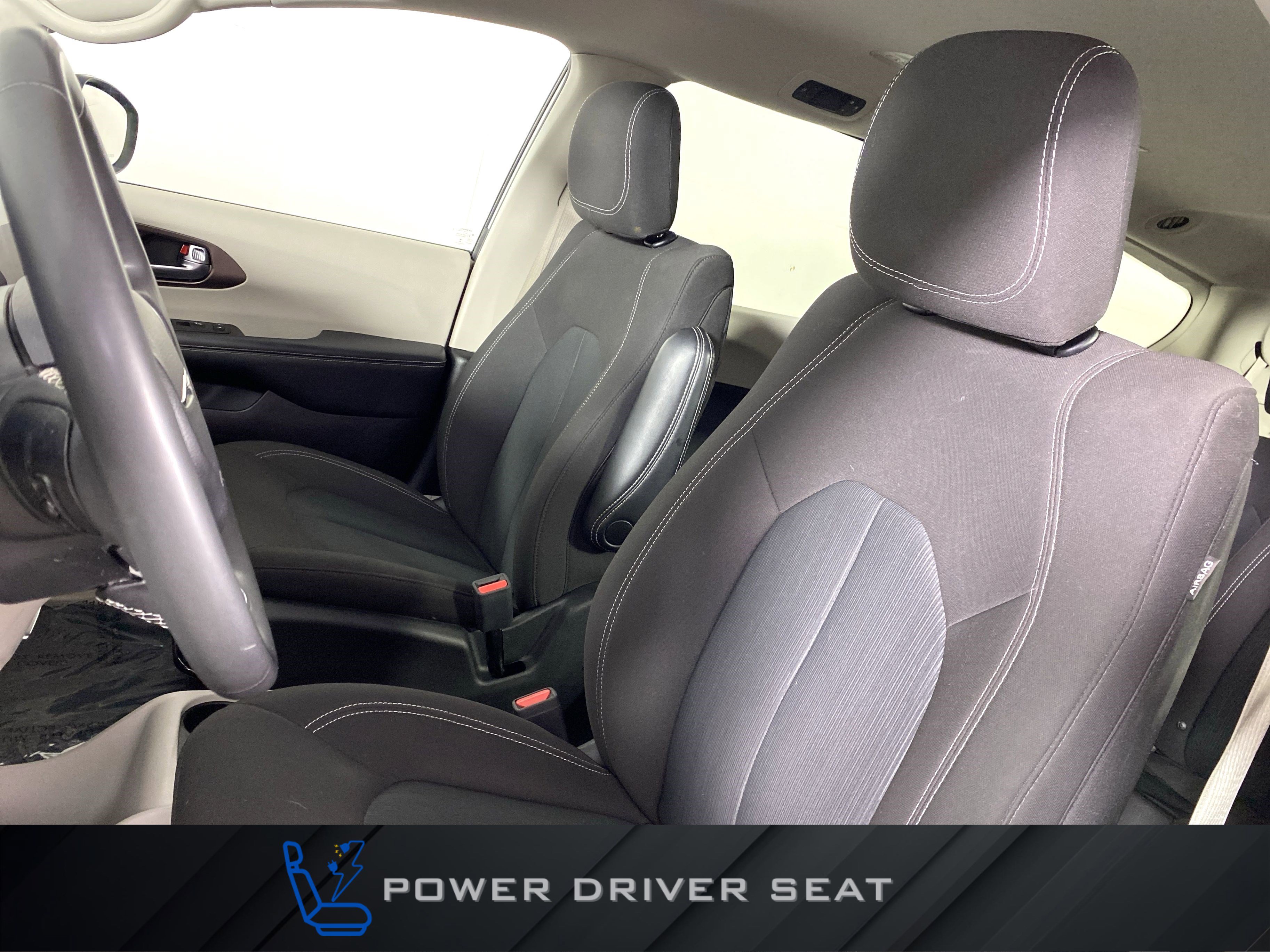 Used 2023 Chrysler Voyager LX image 16