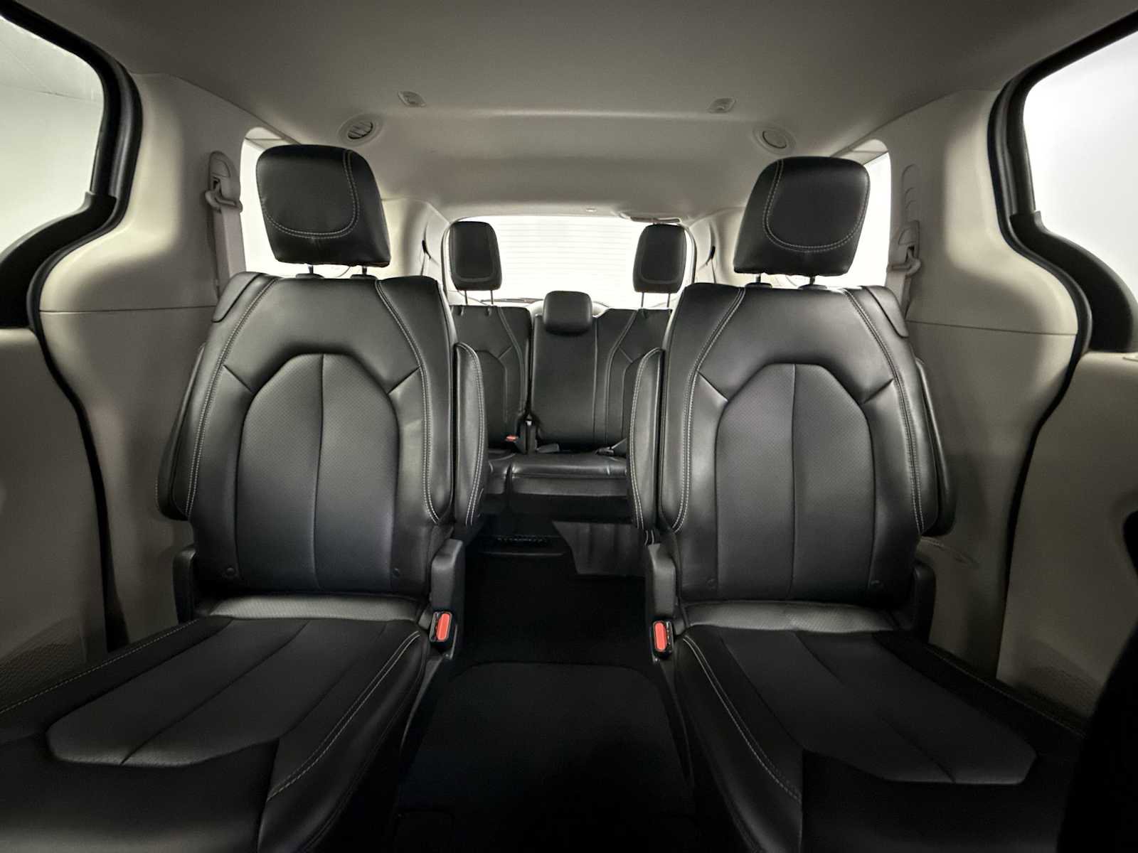 Used 2024 Chrysler Pacifica Touring-L image 13