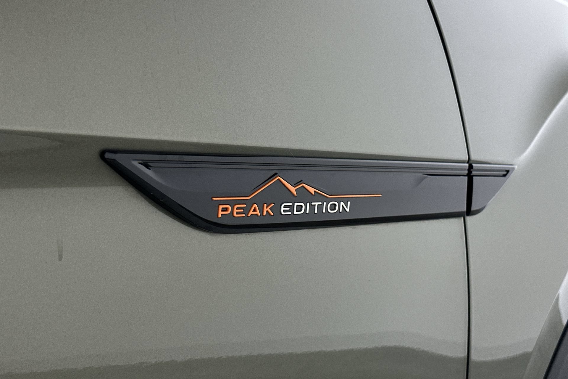 Used 2024 Volkswagen Atlas Peak Edition SE AWD/4WD image 27