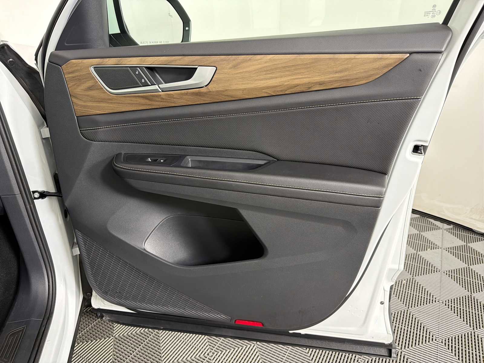 Used 2025 Volkswagen Atlas SE AWD/4WD image 13