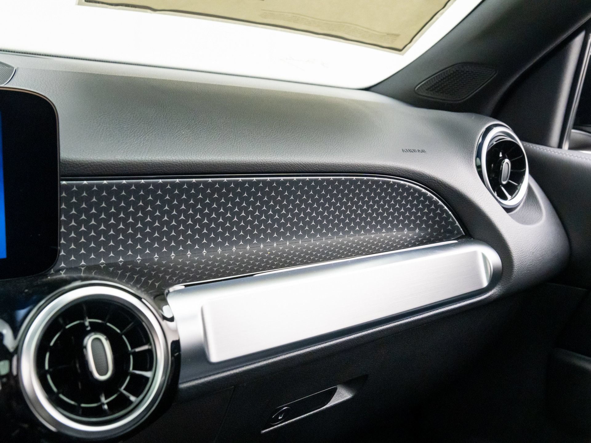 New 2026 Mercedes-Benz GLB 250 4MATIC image 27