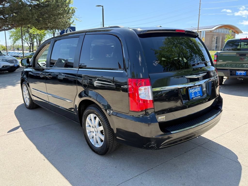 Used 2014 Chrysler Town & Country Touring FWD image 6